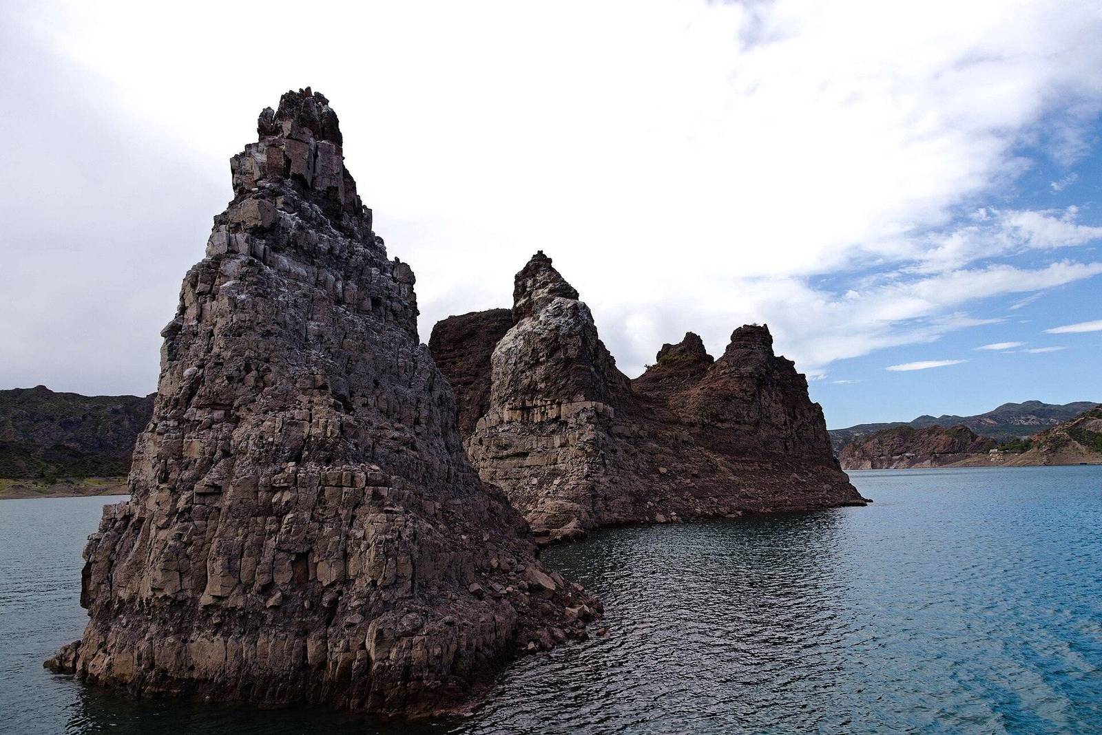 Formaciones de roca que emergen del agua en el Cañón del Atuel