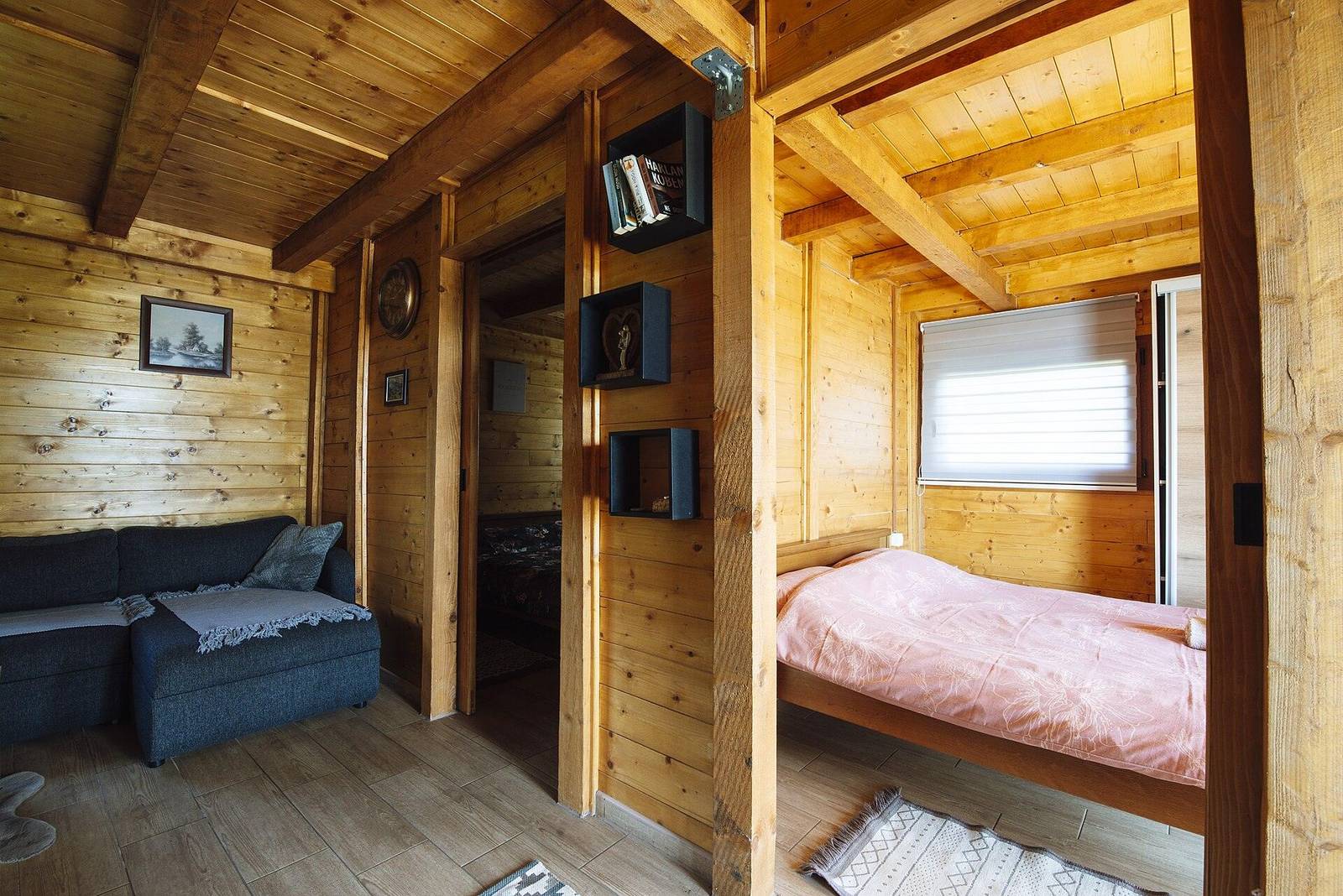 Living y segunda habitación de la Cabaña Familiar