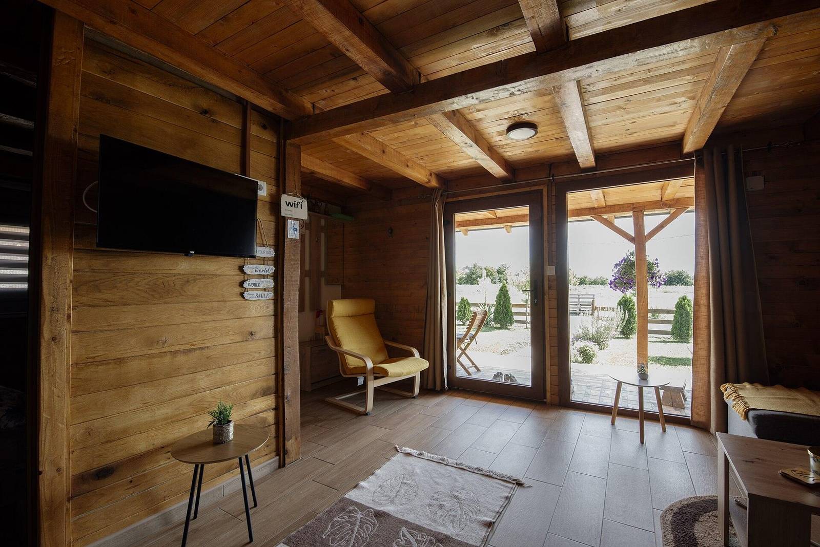 Estar de la Cabaña de Pareja, con puerta ventana al jardín