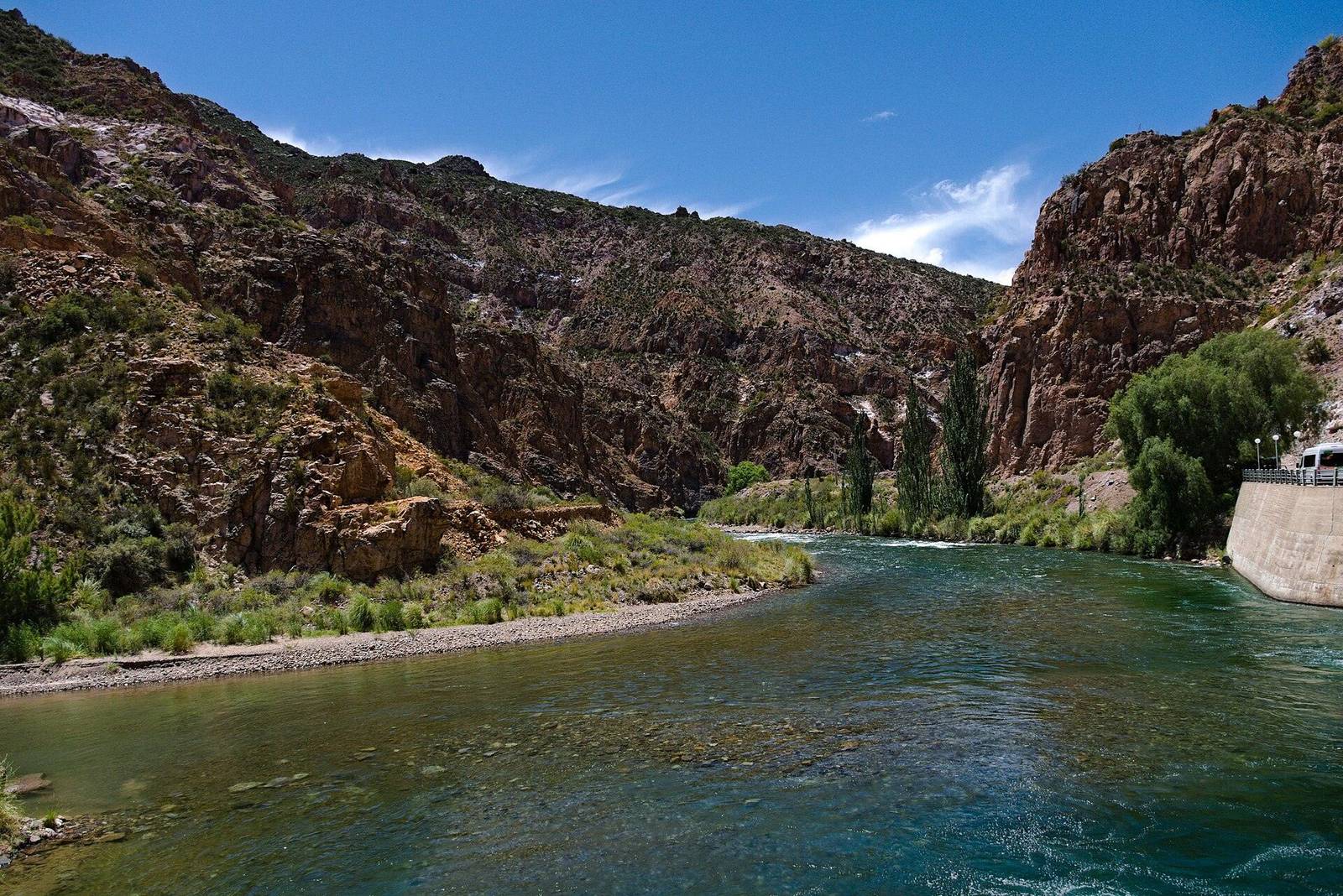 El río Atuel entre las paredes del cañón, con agua verde y álamos