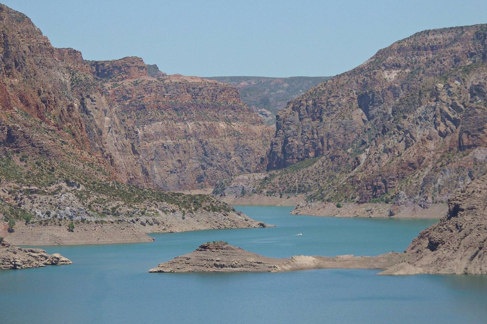 Embalse Valle Grande entre paredes rojizas del cañón